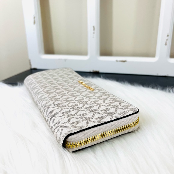 Michael Kors Jet Set Travel Large Three Quarter Zip Wallet - Picture 5 of 15